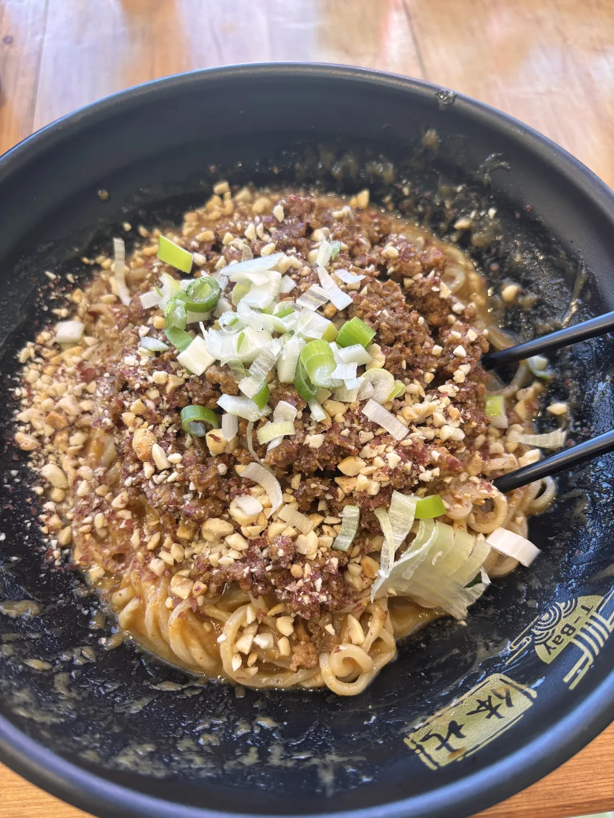 Noodles with minced meat, peanuts, and green onions